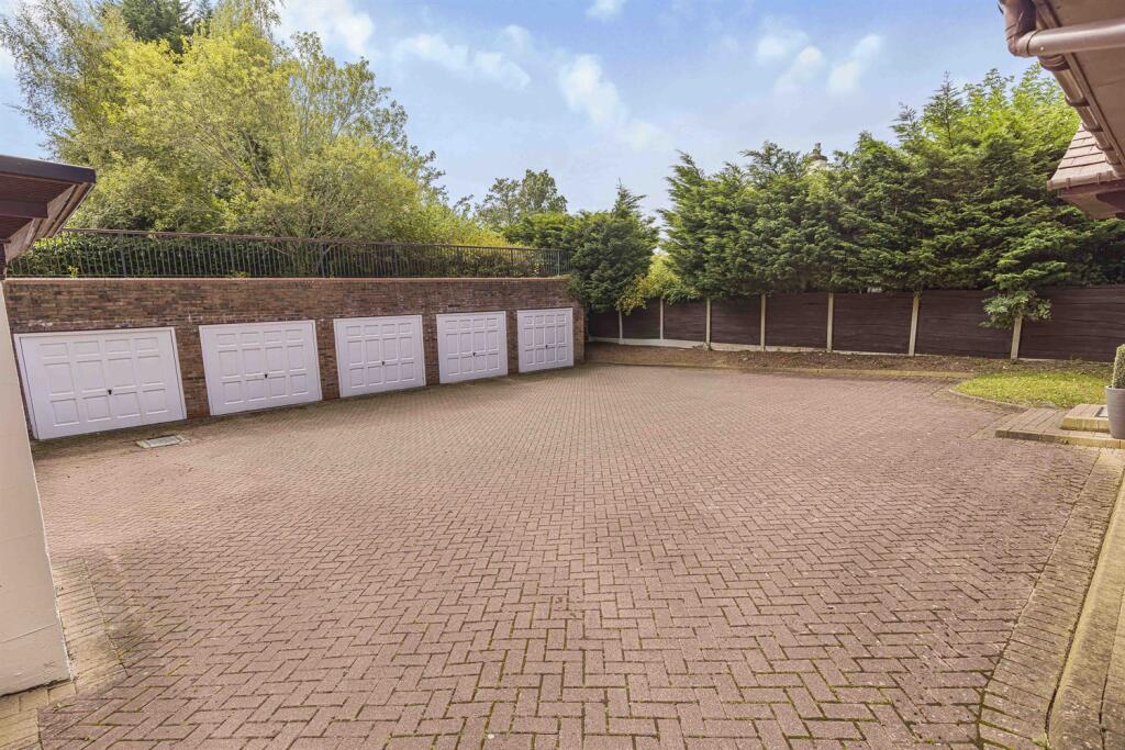 3 bedroom penthouse for sale in The Avenue, Hale, Altrincham, WA15